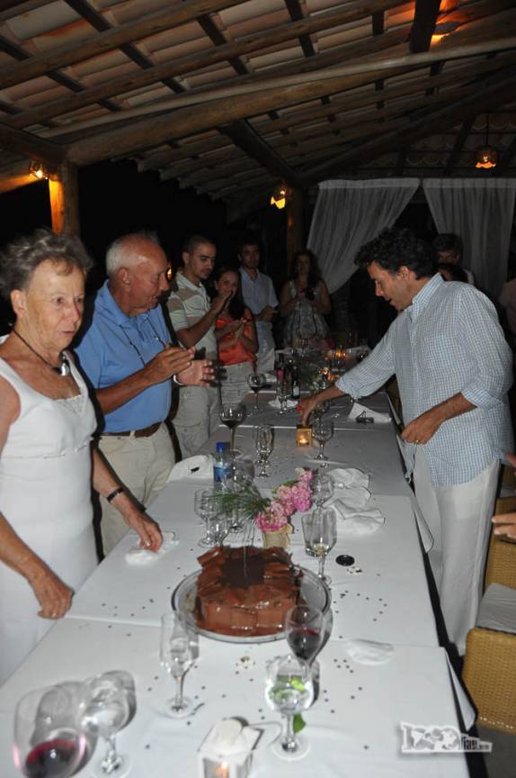 Bolo de aniversário da Dona Nilza, a mãe do Rodrigo, em hotel em Fortim, no litoral do Ceará